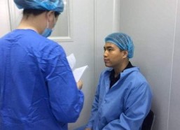 保姆让她的儿子钻进我卧室,引发家庭温馨瞬间